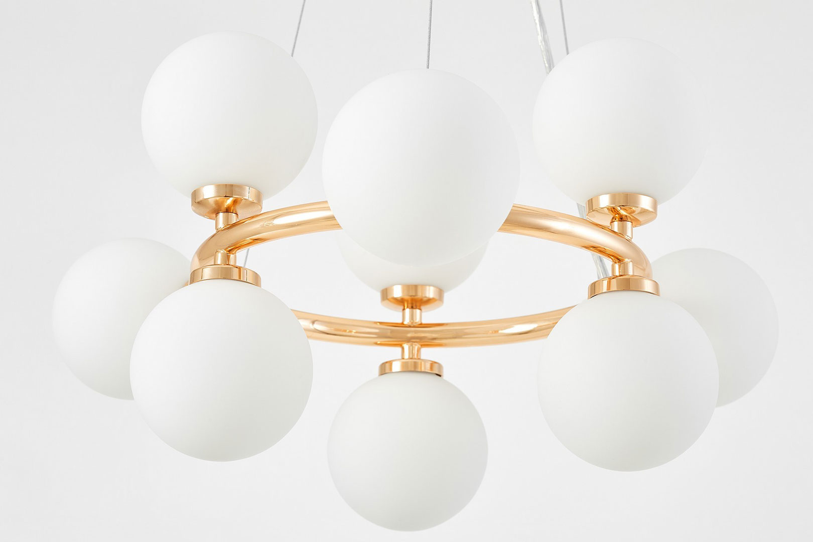 Złota lampa wisząca okrągła, białe klosze, żyrandol białe kule, francuskie złoto MARSIADA - Lumina Deco zdjęcie 4