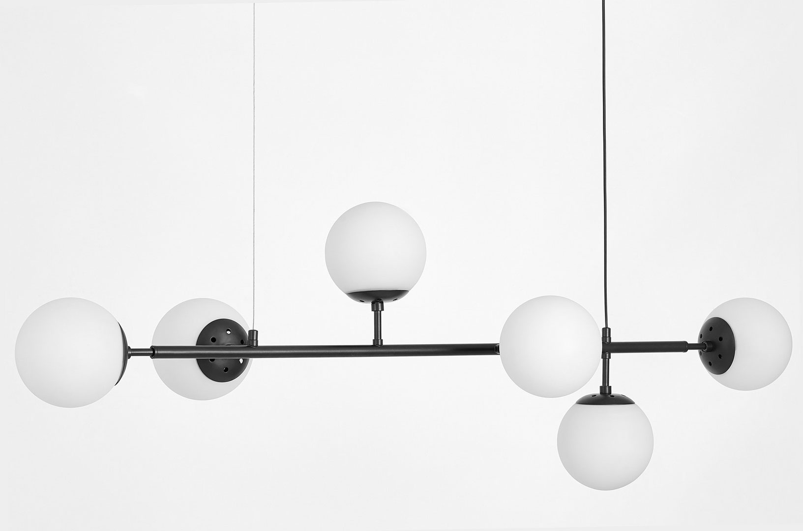 Lampa wisząca czarno-biała, szklane kule, metalowa poprzeczka, żyrandol - CEREDO W6 - Lumina Deco zdjęcie 4